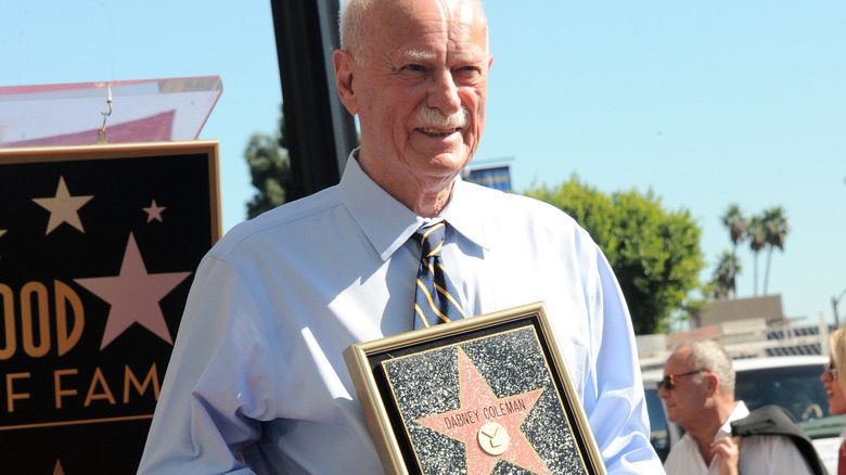 Dabney Coleman tenant une plaque Walk of Fame