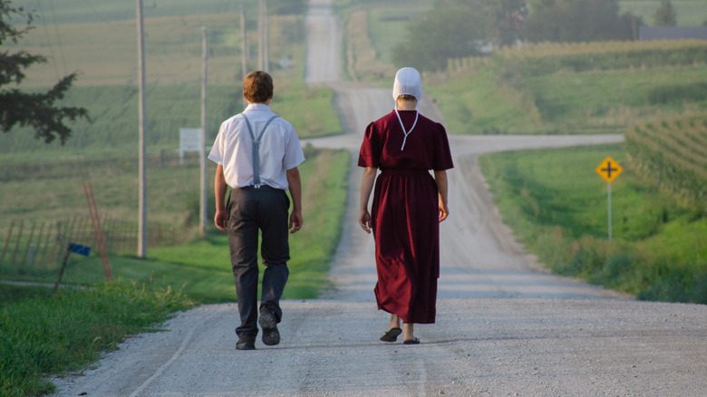 homme et femme Amish marchant sur la route