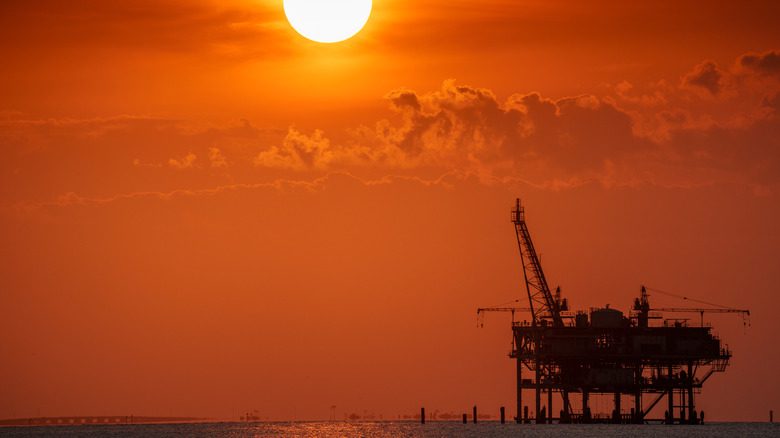 Plateforme pétrolière offshore au coucher du soleil