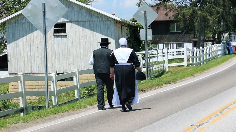 couple amish rentrant de l'église