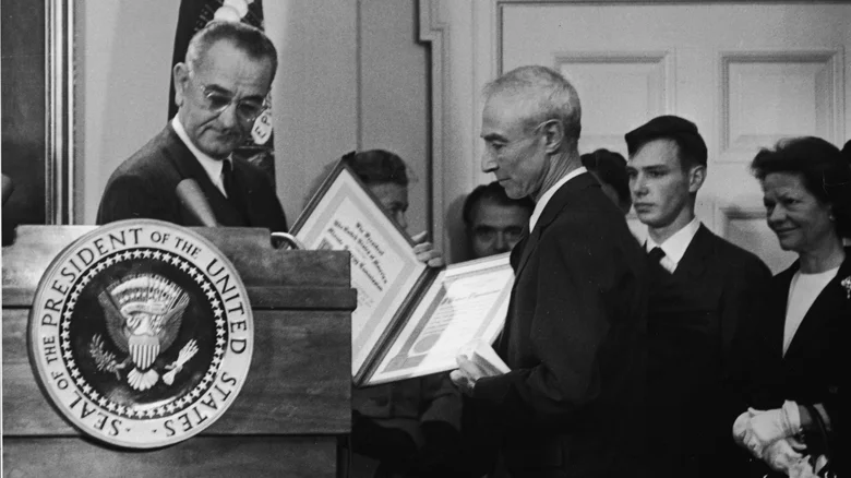J. Robert Oppenheimer recevrait le Prix Enrico Fermi