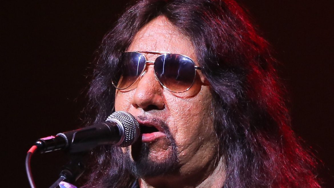 Pourquoi Ace Frehley a Bu une Bouteille de Parfum