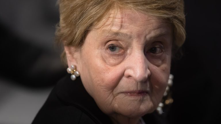 Le Décès Emouvant de Madeleine Albright, Pionnière en Politique