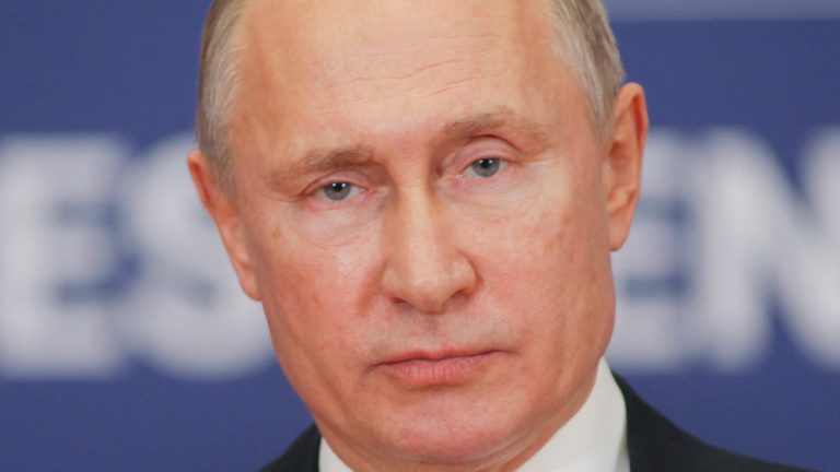 Le Sens Caché du Manteau Bouffant de Vladimir Poutine