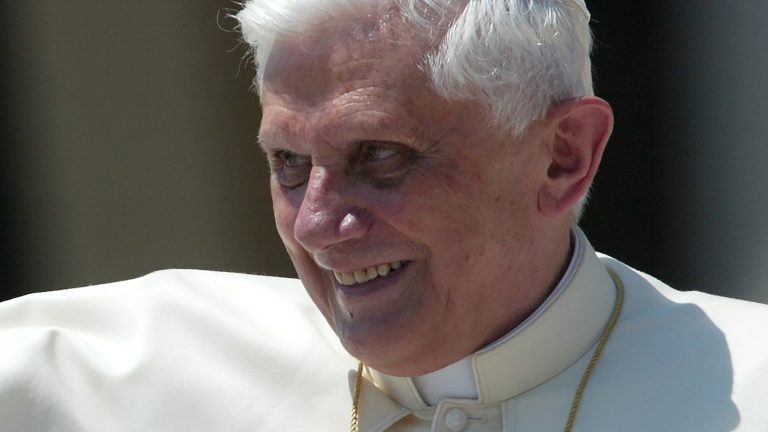 Les Funérailles des Papes à Travers l'Histoire: Us et Coutumes
