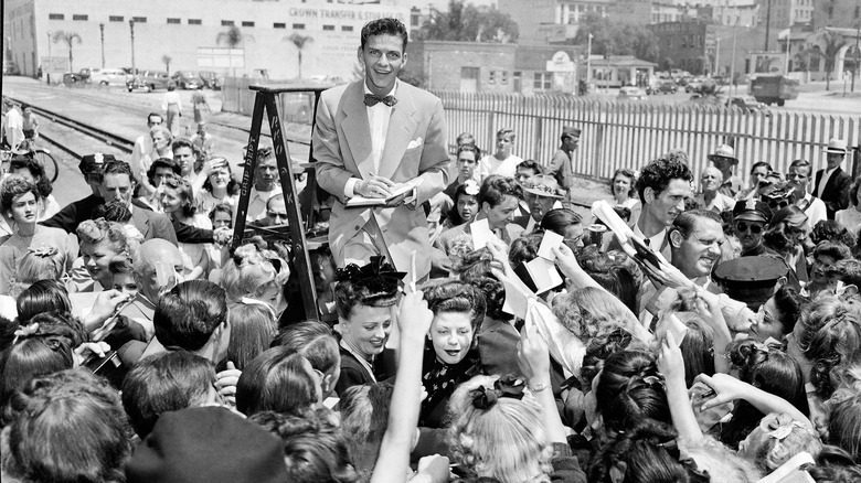 Frank Sinatra entouré de fans