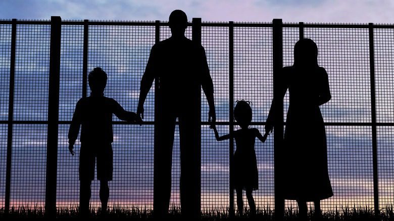 Famille derrière une clôture