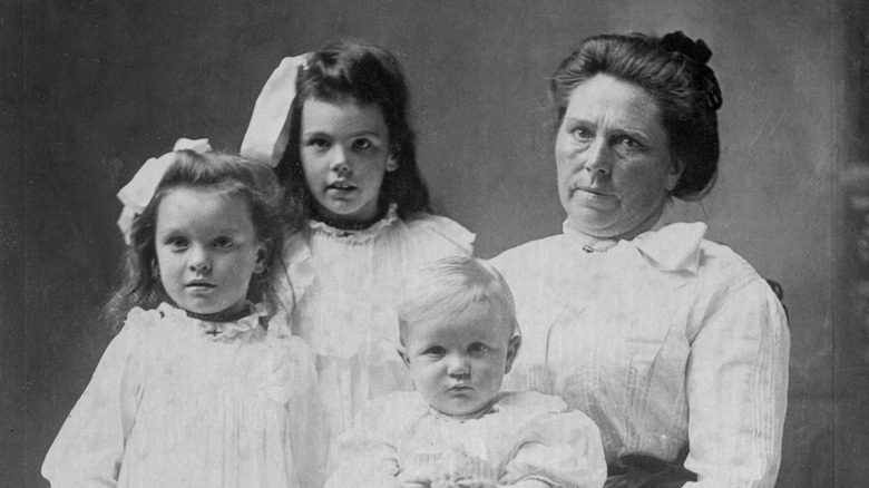 Belle Gunness with three children