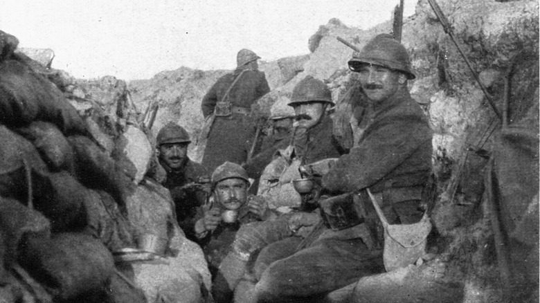 Soldats mangeant dans les tranchées