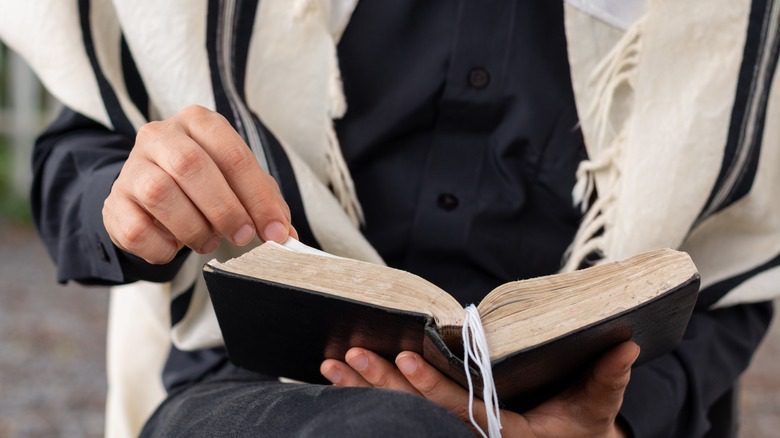 Homme juif en train de lire la Bible
