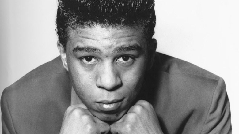 Photo promotionnelle de jeune Richard Pryor le menton appuyé sur ses mains