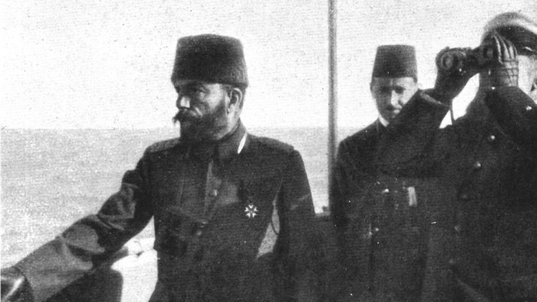 Djemal Pasha regardant au loin