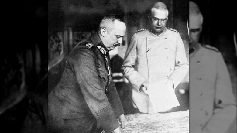 Erich Ludendorff regardant une carte