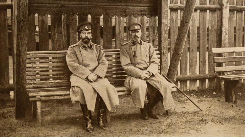 Grand Duc Nicolas Nikolaïevitch assis à l'extérieur avec le tsar Nicolas II