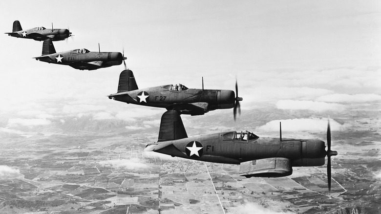 Avions de chasse de la Seconde Guerre mondiale volant en formation