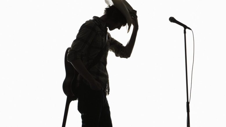 silhouette d'un homme tenant une guitare