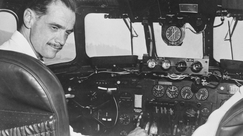 Howard Hughes dans un cockpit d'avion
