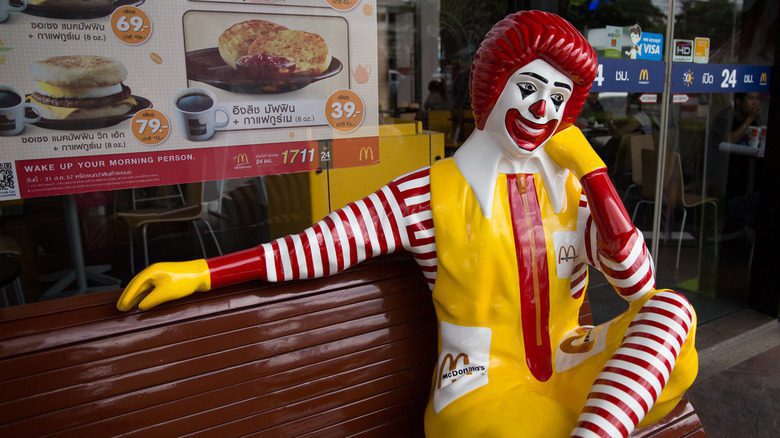 Ronald McDonald assis seul sur un banc