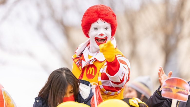 Ronald McDonald vendant de la nourriture malsaine aux enfants