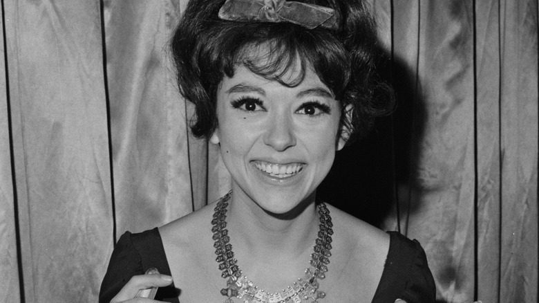 Rita Moreno sourit