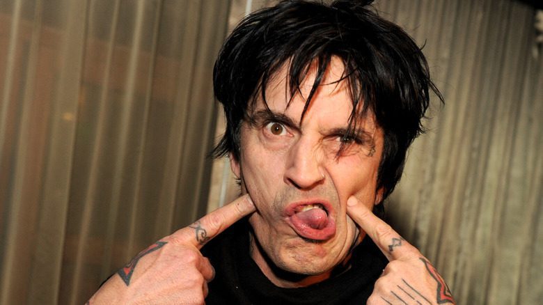 Tommy Lee souriant