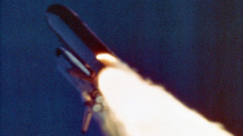 Navette Challenger, flammes fuyant des fusées