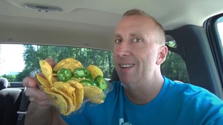 Greg Chism de Toy Freaks avec des nachos