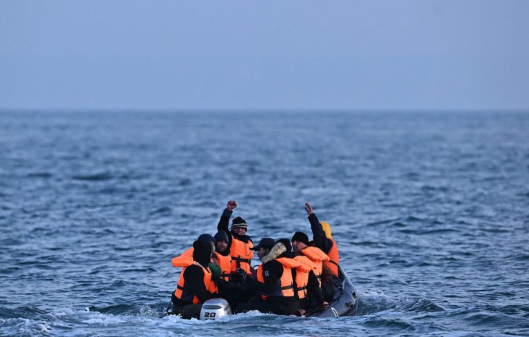 Drame en mer : Cinq migrants, dont une fillette, décèdent lors d'une traversée vers l'Angleterre