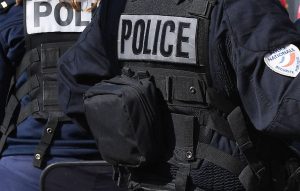 Policier traîné sur 300 mètres par un scooter à Paris: Enquête sur un refus d'obtempérer