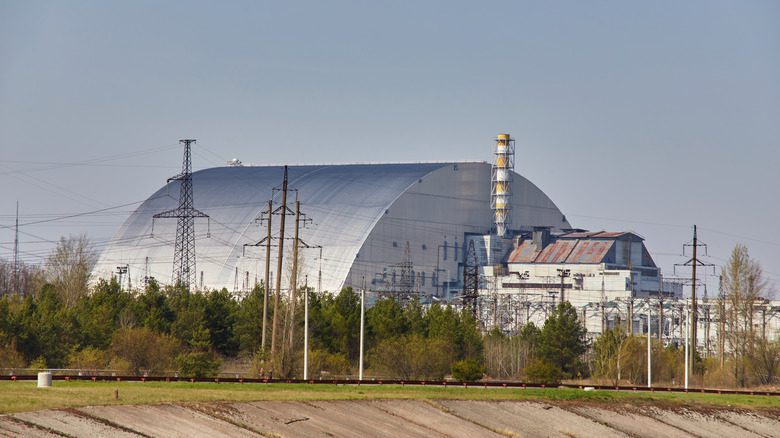 Réacteur 4 de Tchernobyl avec le sarcophage
