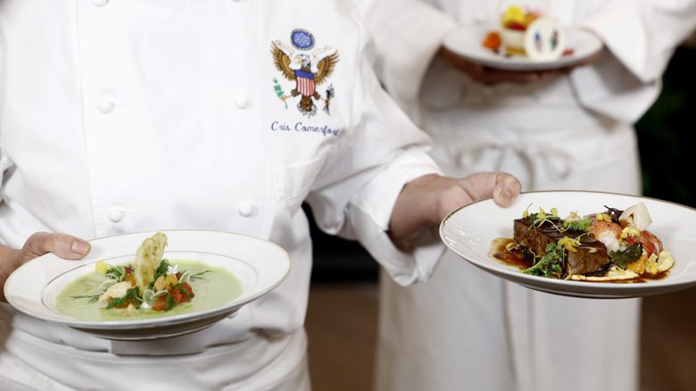 Chefs de la Maison Blanche tenant des assiettes de nourriture