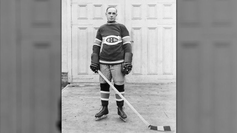 Billy Coutu en tenue de hockey