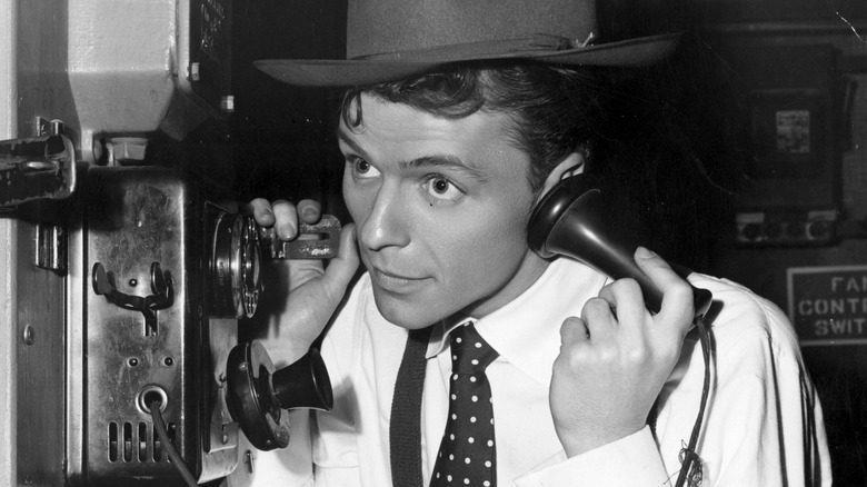 Frank Sinatra avec chapeau et téléphone