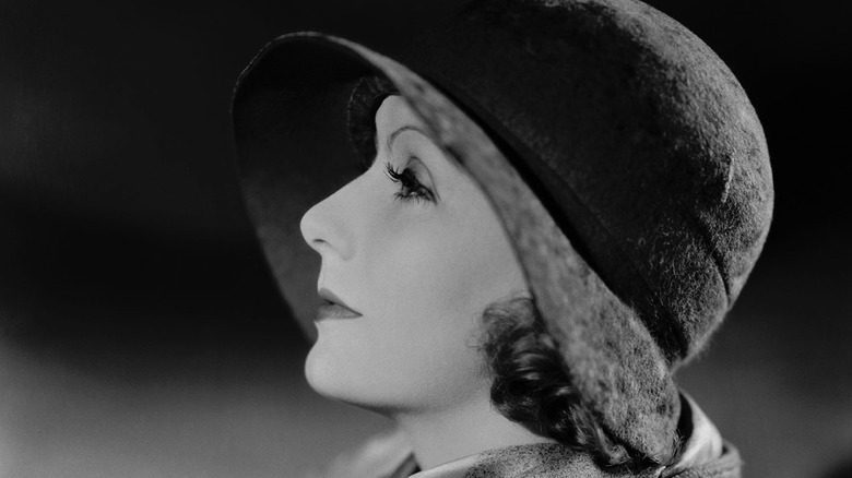 Greta Garbo en chapeau de profil