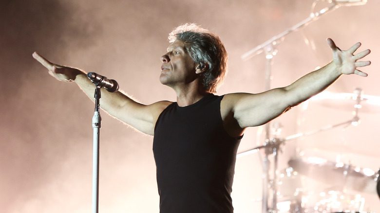 Jon Bon Jovi sur scène, les bras levés
