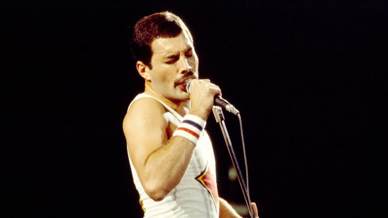 Freddie Mercury sur scène, torse nu
