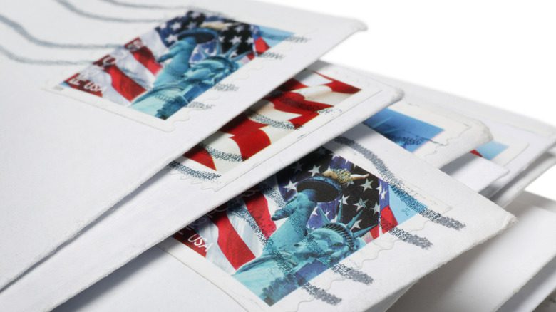 Pile de lettres avec timbre américain