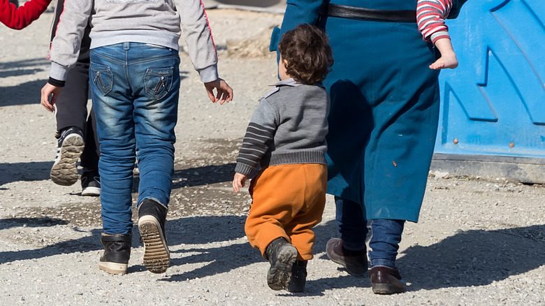 Famille de migrants fuyant une zone de guerre