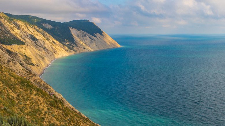 Mer Noire et paysage accidenté