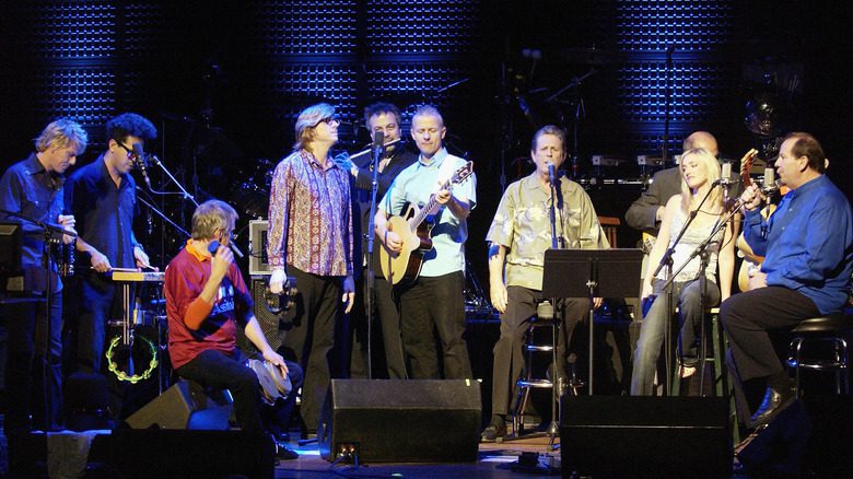 Brian Wilson performe avec un groupe lors de la tournée "Smile"