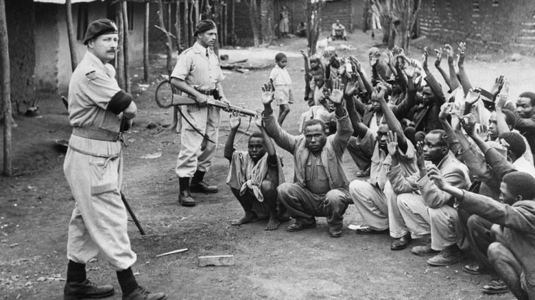 Soldats britanniques avec des prisonniers kényans