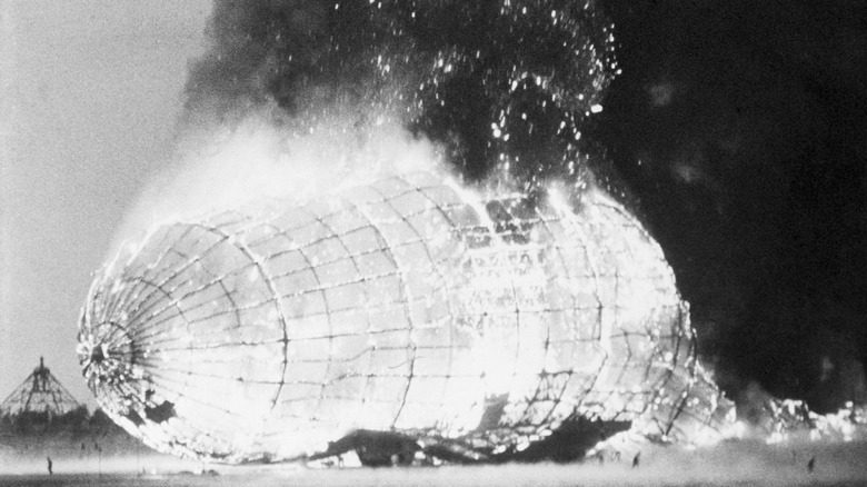 Le Hindenburg en flammes