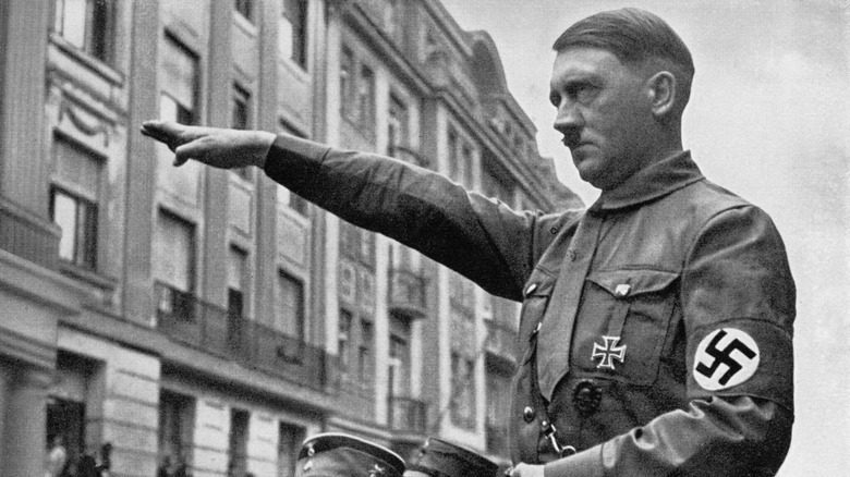 Adolf Hitler donnant un salut