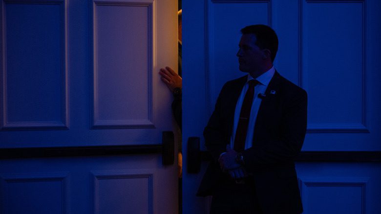 Un agent du Secret Service se tient près d'une porte