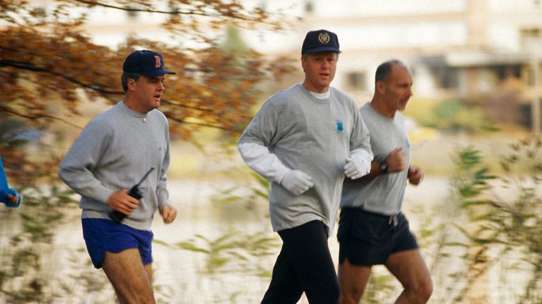 Agents du Secret Service jogging avec Bill Clinton