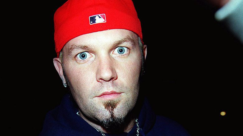 Fred Durst portant une casquette rouge à l'envers