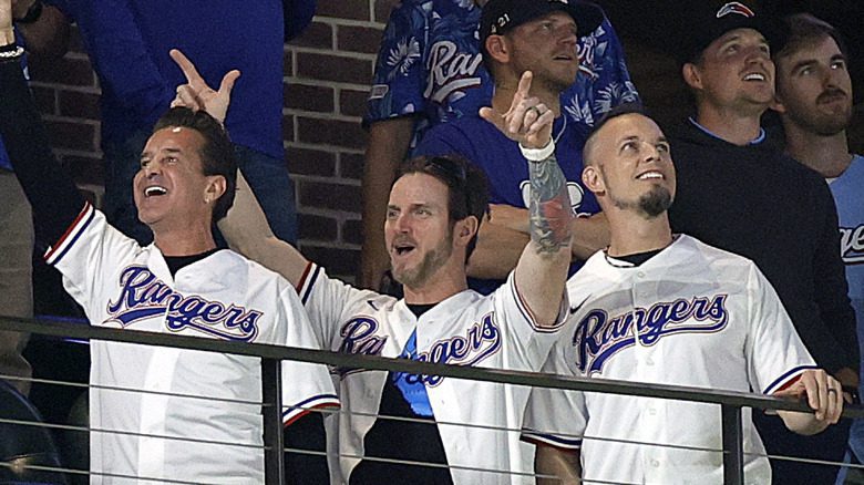 Stapp et des membres de Creed assistant ensemble à un match de baseball en 2023