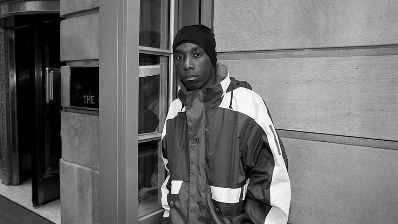 Big L par une porte avec un manteau