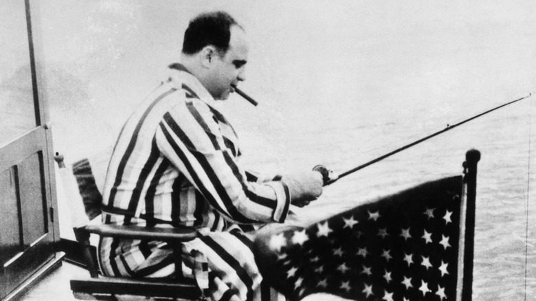 Al Capone pêche en peignoir