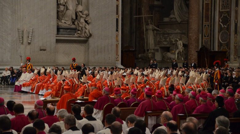 Les cardinaux assis dans la basilique Saint-Pierre pour la messe